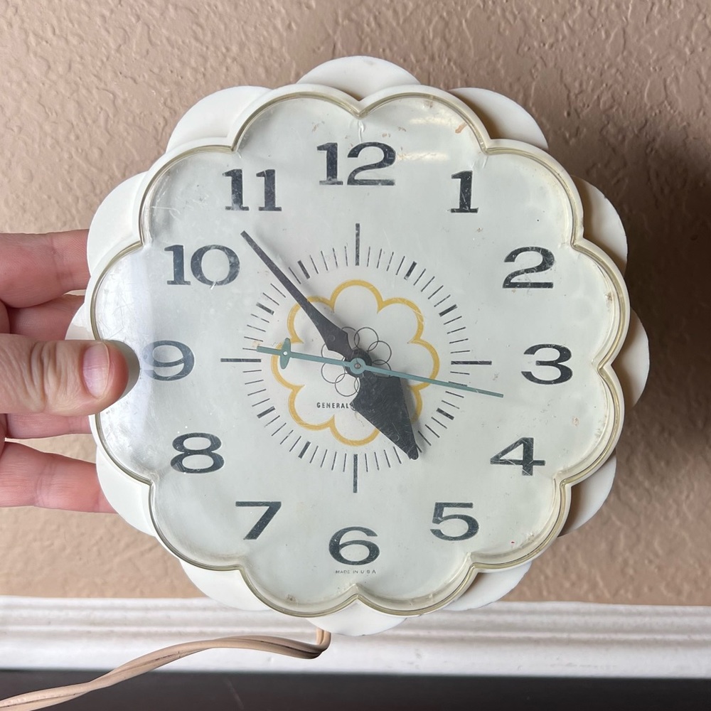 Vintage 1950's GE Electric Wall Clock, Daisy Flower, Novelty, Midcentury Decor